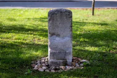 Smírčí kámen na pomezí katastrálního území Moravan a Horních Heršpic